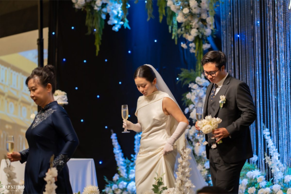 Lối đi dẫn cô dâu chú rể trải thảm đỏ, trang trí hoa tươi và nến lung linh. (Ảnh: Sưu tầm)