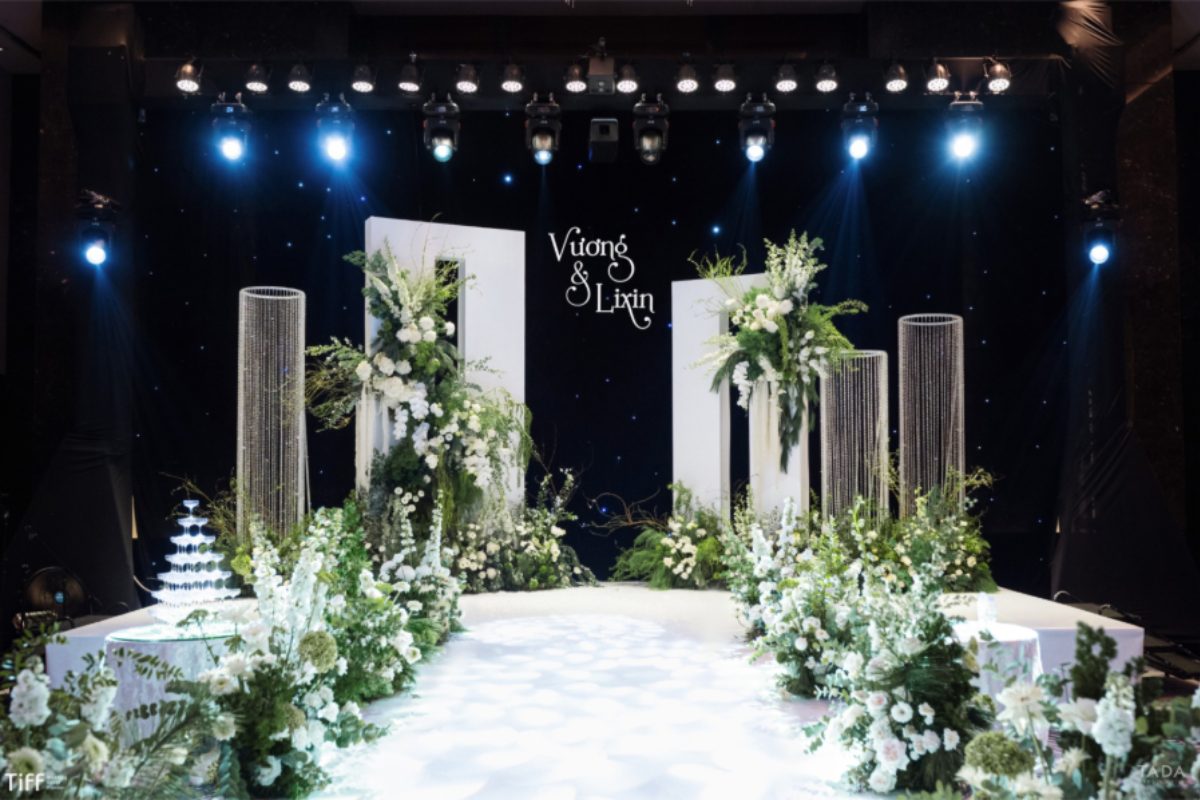 Không gian cưới trong nhà JW Marriott Hanoi kết hợp giữa phong cách hiện đại và sự ấm cúng tinh tế. (Ảnh: TIFF.vn)