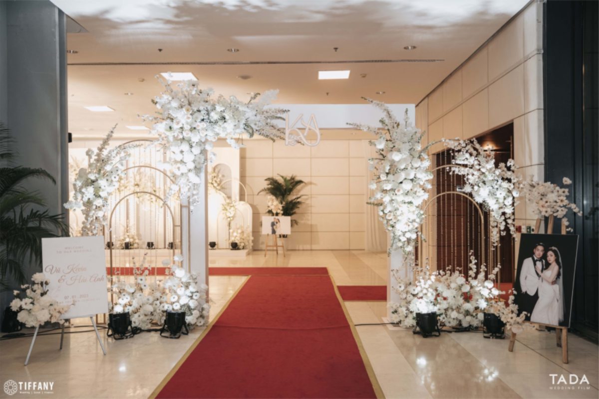 Cổng hoa cưới sang trọng với thiết kế tinh tế, kết hợp hoa tươi rực rỡ, tạo điểm nhấn nổi bật cho lối vào tiệc. (Ảnh: TIFF.vn)