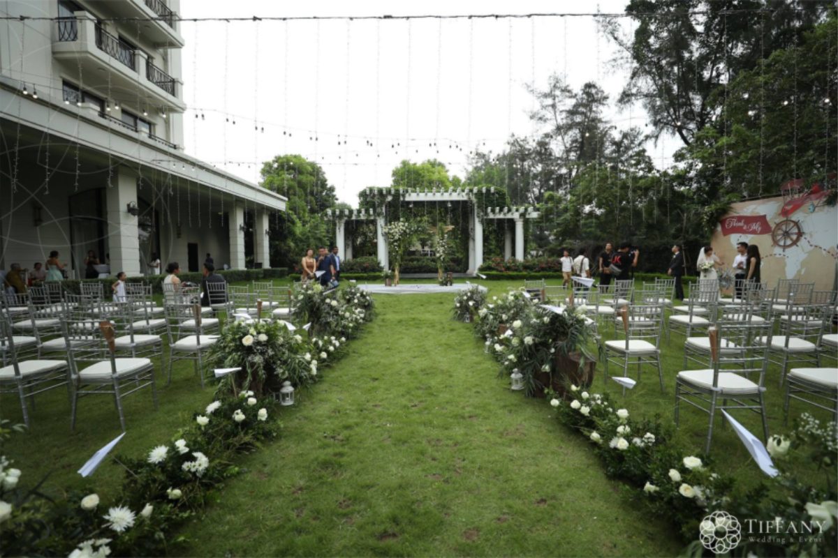 Không gian tiệc cưới ngoài trời tại Elegant Suites Westlake là sự kết hợp hoàn hảo giữa thiên nhiên, ánh sáng và sự sang trọng. (Ảnh: TIFF.vn)