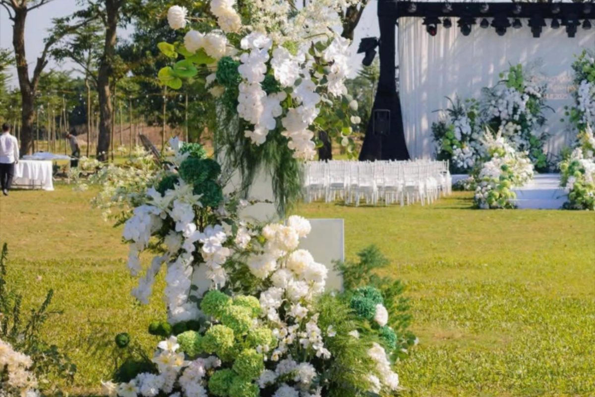 Khu vực setup tiệc cưới ven sông cùng thực đơn truyền thống Bắc Bộ tại Nắng Sông Hồng. (Ảnh: TIFF.vn) 