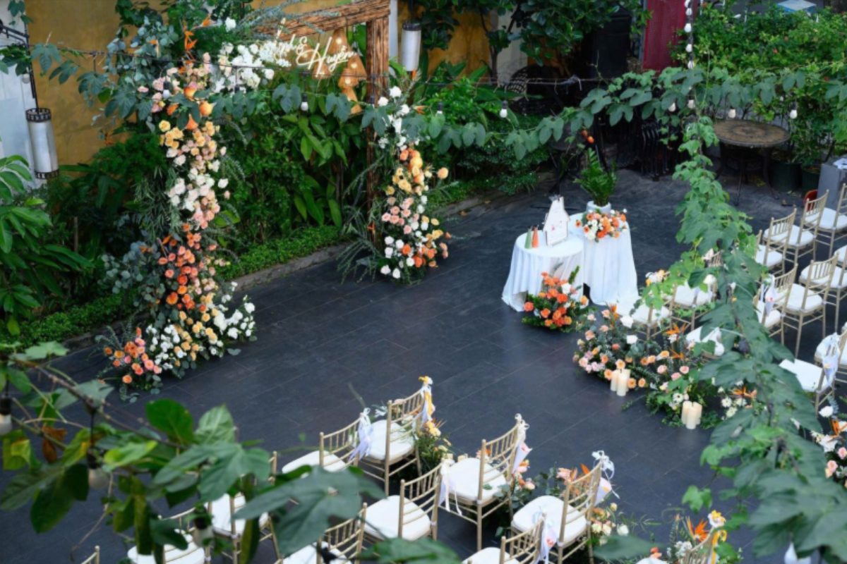 Không gian tiệc cưới hòa hợp thiên nhiên với lá xanh và hoa nhẹ nhàng. (Ảnh: Sưu tầm) 