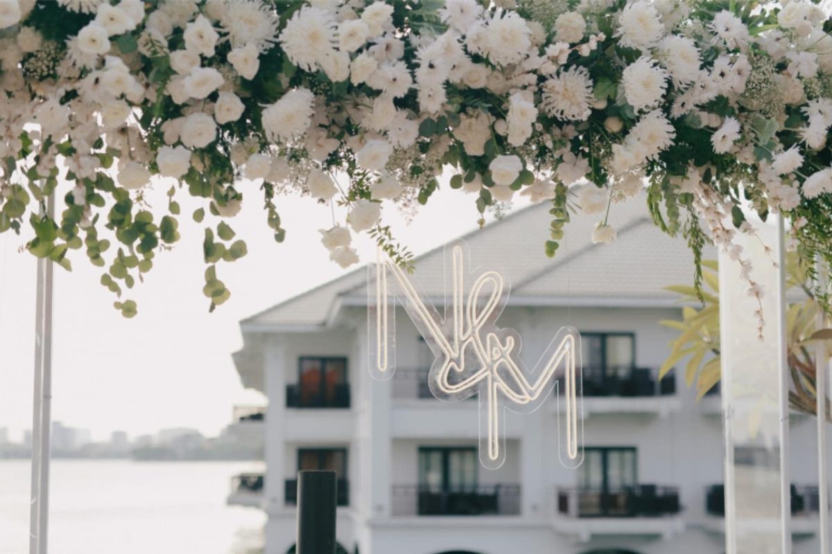 Cổng hoa tươi kết hợp ánh sáng dịu nhẹ, chào đón khách mời vào lễ cưới. (Ảnh: Sưu tầm)