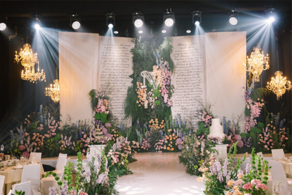 Lối dẫn cưới tại Lotte L7 Westlake trang trí bằng hoa tươi nhiều màu sắc và ánh đèn lung linh, mang phong cách thanh lịch và tinh tế. (Ảnh: Sưu tầm) 