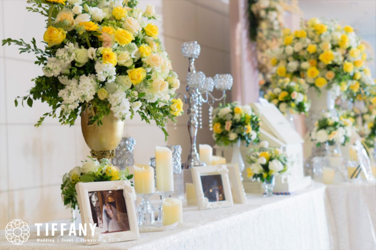 Bàn gallery phong cách luxury với hoa vàng – trắng và hệ nến tạo chiều sâu ánh sáng. (Ảnh: TIFF.vn)