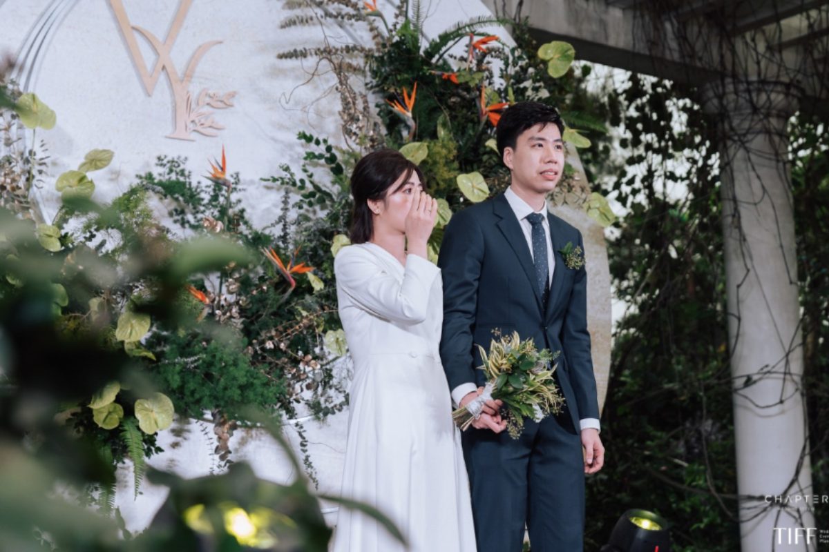 Lễ cưới ngoài trời phong cách Tropical Chic tại Elegant Suites Westlake, được trang trí với hoa lá nhiệt đới tươi tắn. (Ảnh: TIFF.vn)