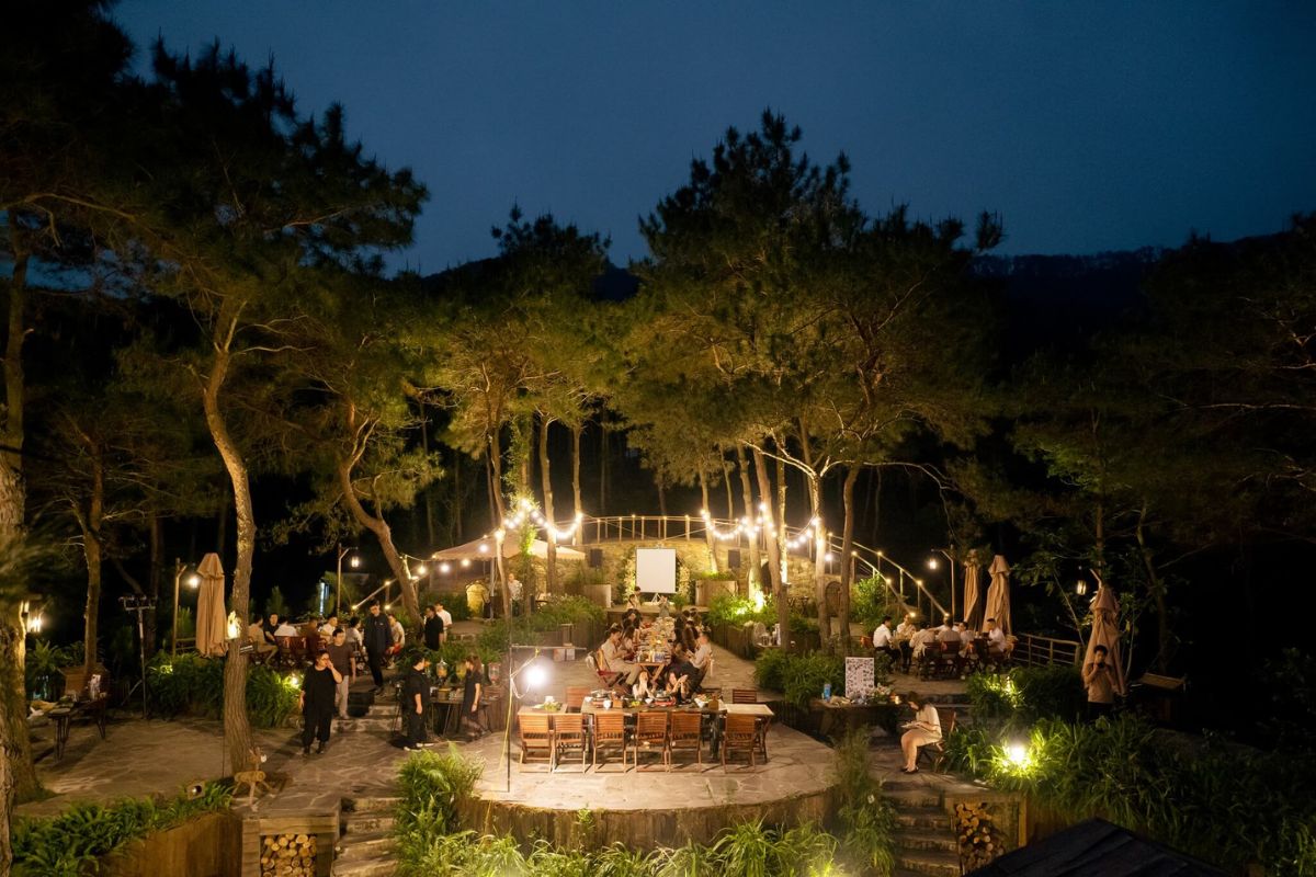 Ánh sáng lung linh tôn lên concept trang trí ngoài trời Đồi Llum (Ảnh: Sưu tầm)