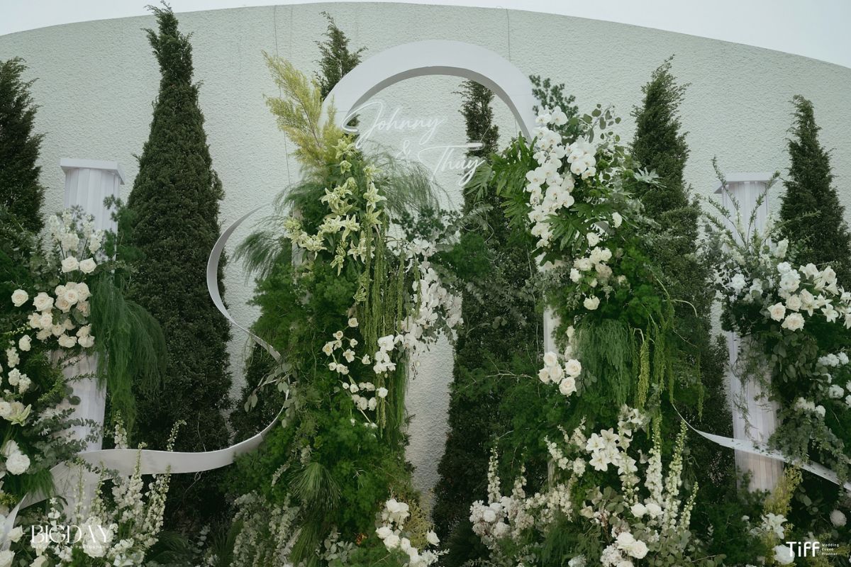 Backdrop được thiết kế tinh tế tạo điểm nhấn cho lễ cưới (Ảnh: TIFF)