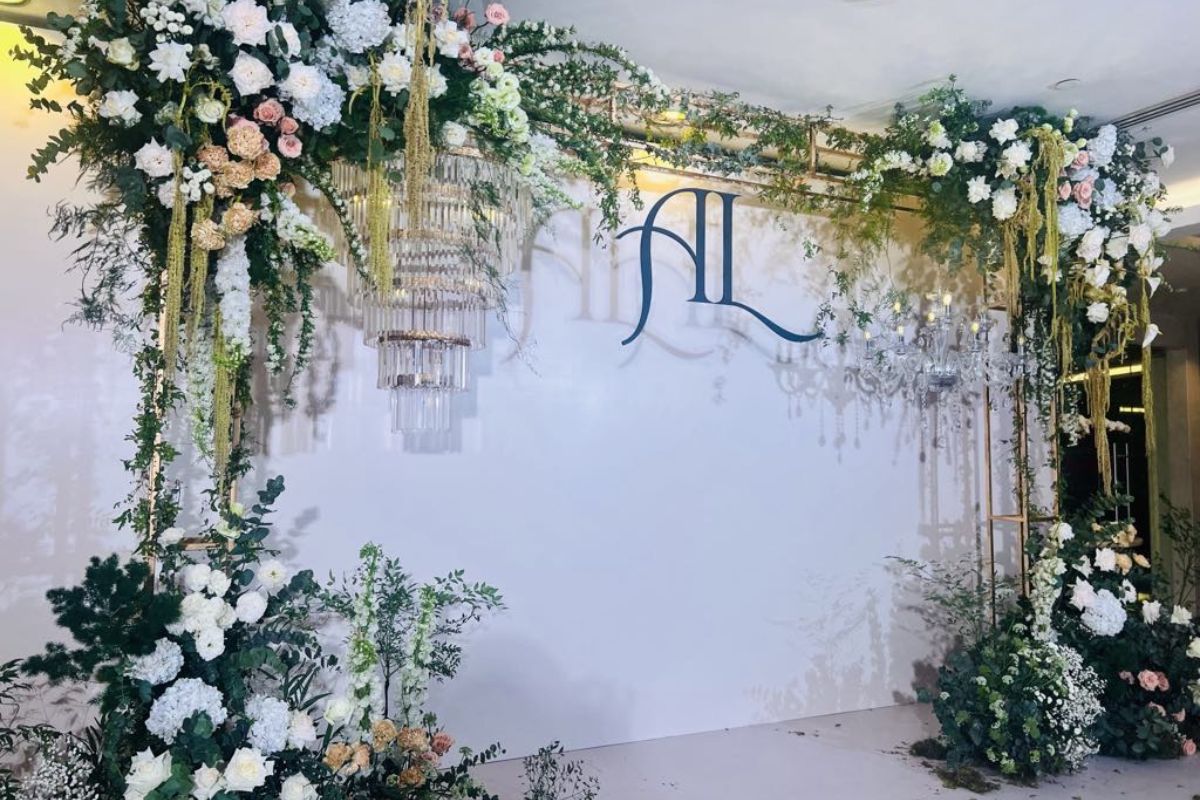 Backdrop tinh tế mang lại sự trang trọng cho tiệc cưới (Ảnh: Sưu tầm)