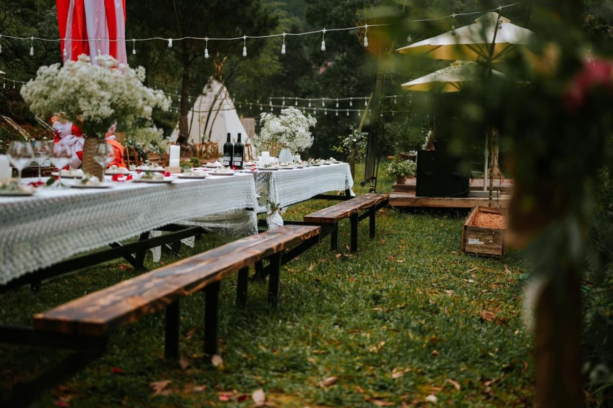 Bàn tiệc cưới tại May nổi bật với chi tiết tinh tế (Ảnh: Sưu tầm)