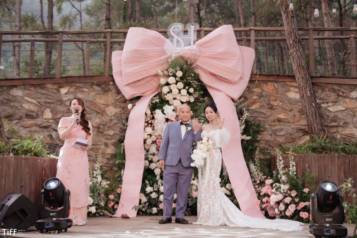 Góc chụp ảnh tại Đồi Llum hòa quyện vào concept cưới (Ảnh: TIFF)