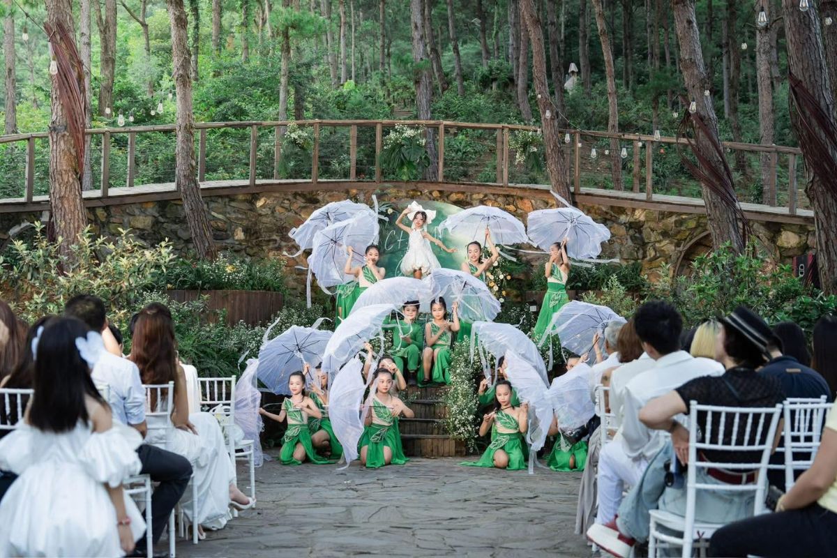 Không gian Đồi Llum thoáng đãng nhiều cây xanh không khí trong lành (Ảnh: Sưu tầm)