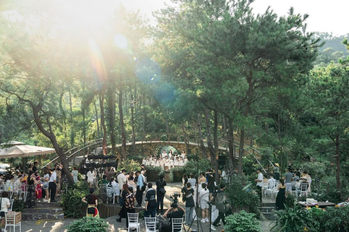 Không gian cưới nhỏ gọn ấm cúng trên sân khấu rừng thông (Ảnh: Sưu tầm)