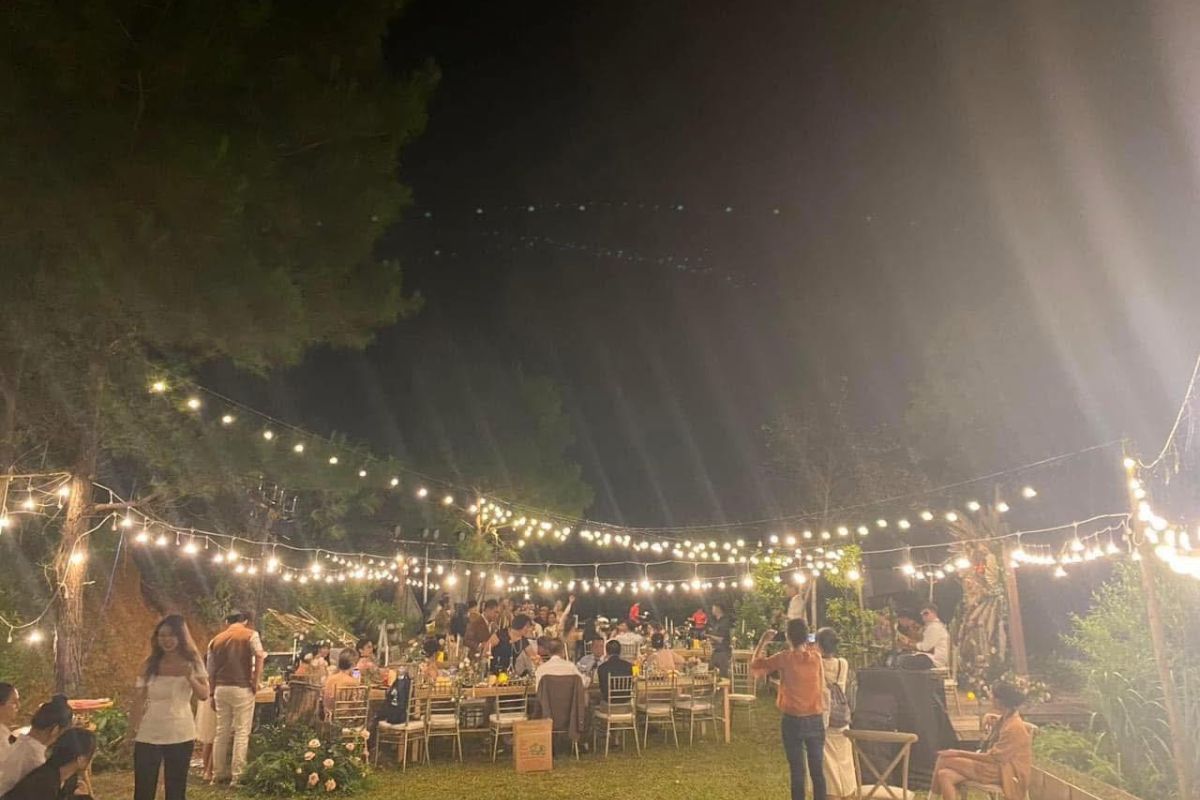 Không gian trang trí May tràn đầy ánh sáng lãng mạn (Ảnh: Sưu tầm)