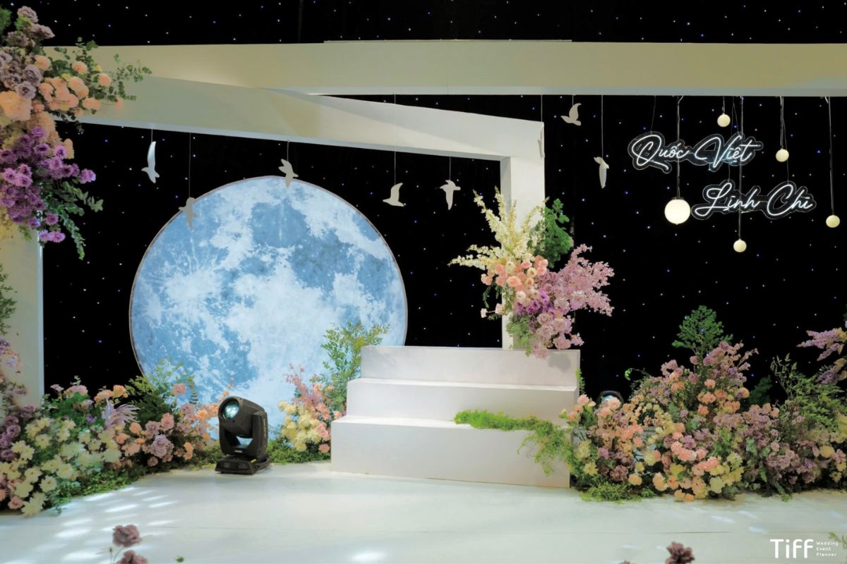 Mỗi chi tiết sân khấu được sắp đặt để tôn vinh tình yêu đôi lứa (Ảnh: TIFF)