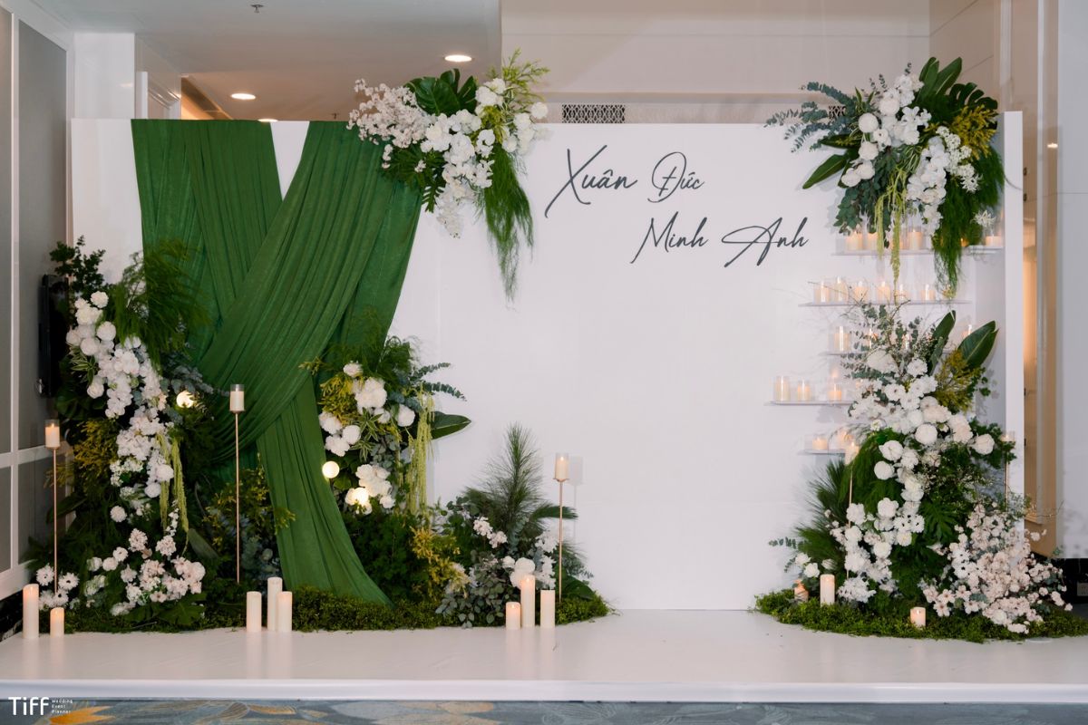 Sắc trắng tinh khôi và ánh đèn vàng tạo không gian cưới lãng mạn (Ảnh: TIFF)