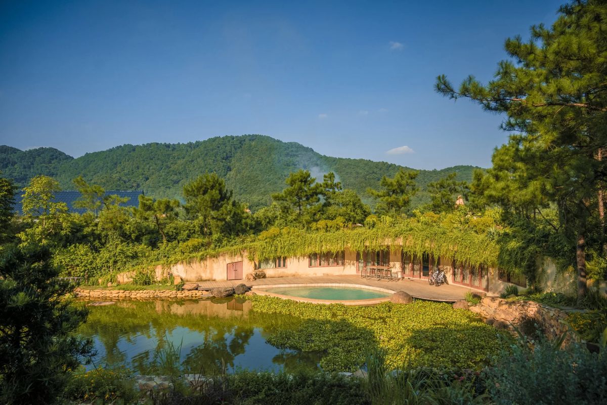 Sân vườn trung tâm tạo khung cảnh cưới tự nhiên gần gũi (Ảnh: Sưu tầm)