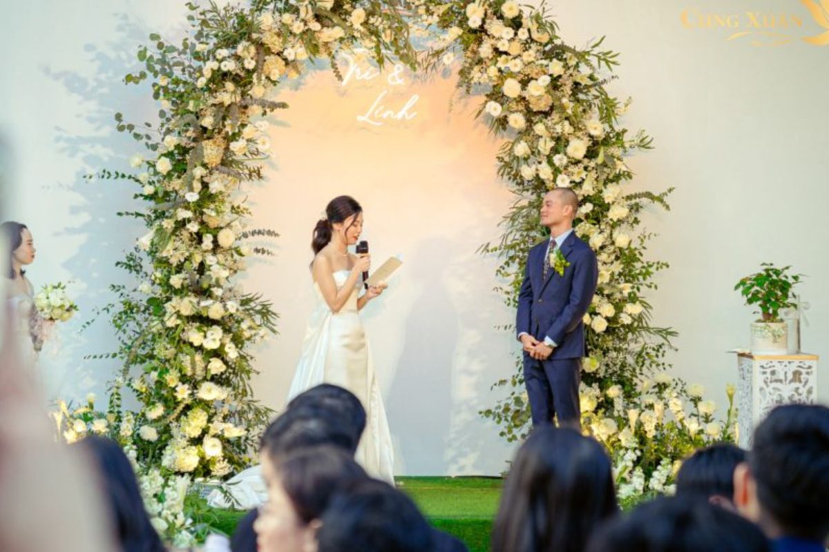 Sảnh Secret Garden không gian ngoài trời xanh mát cây cỏ ánh đèn (Ảnh: Sưu tầm)