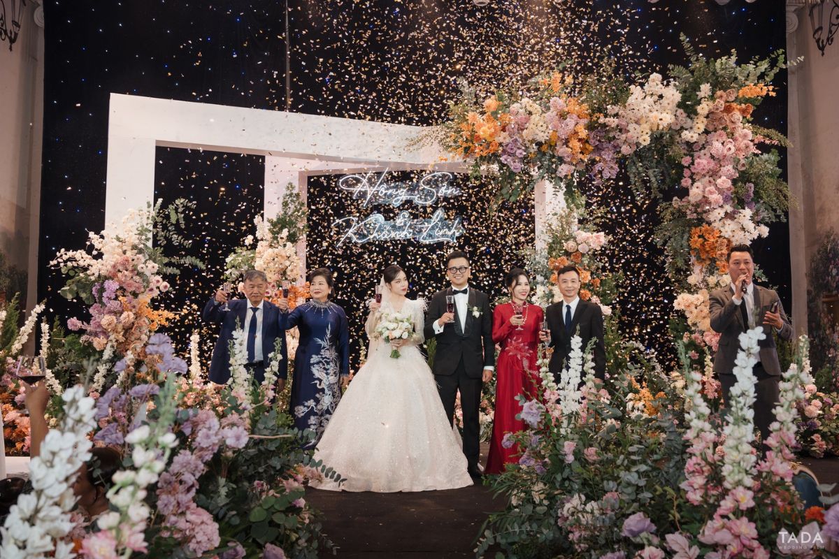 Sen Tây Hồ mang đến sân khấu cưới đậm phong cách Á Đông (Ảnh: TIFF)