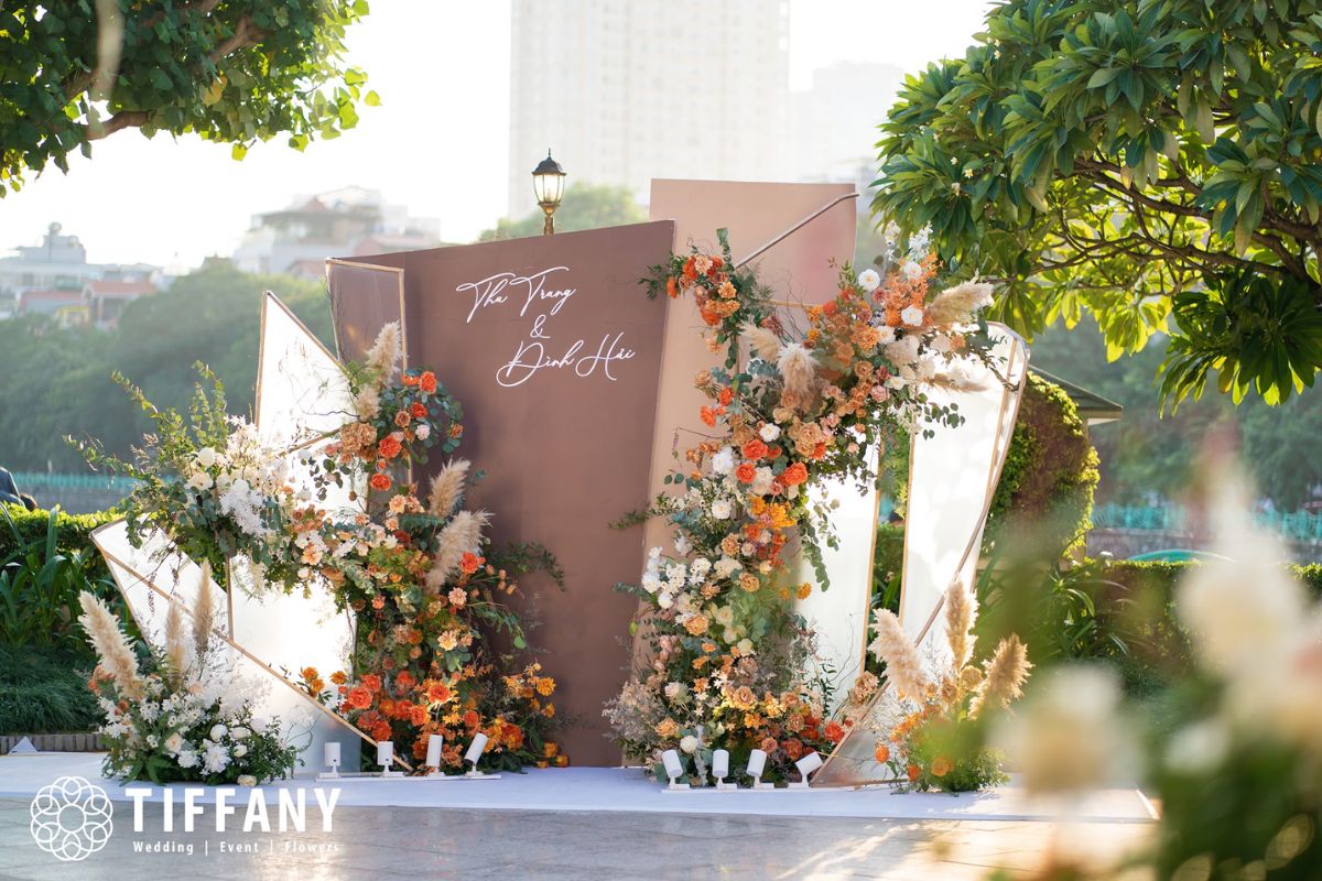 Thiết kế sân khấu tối giản nhưng vẫn toát lên vẻ sang trọng (Ảnh: TIFF)