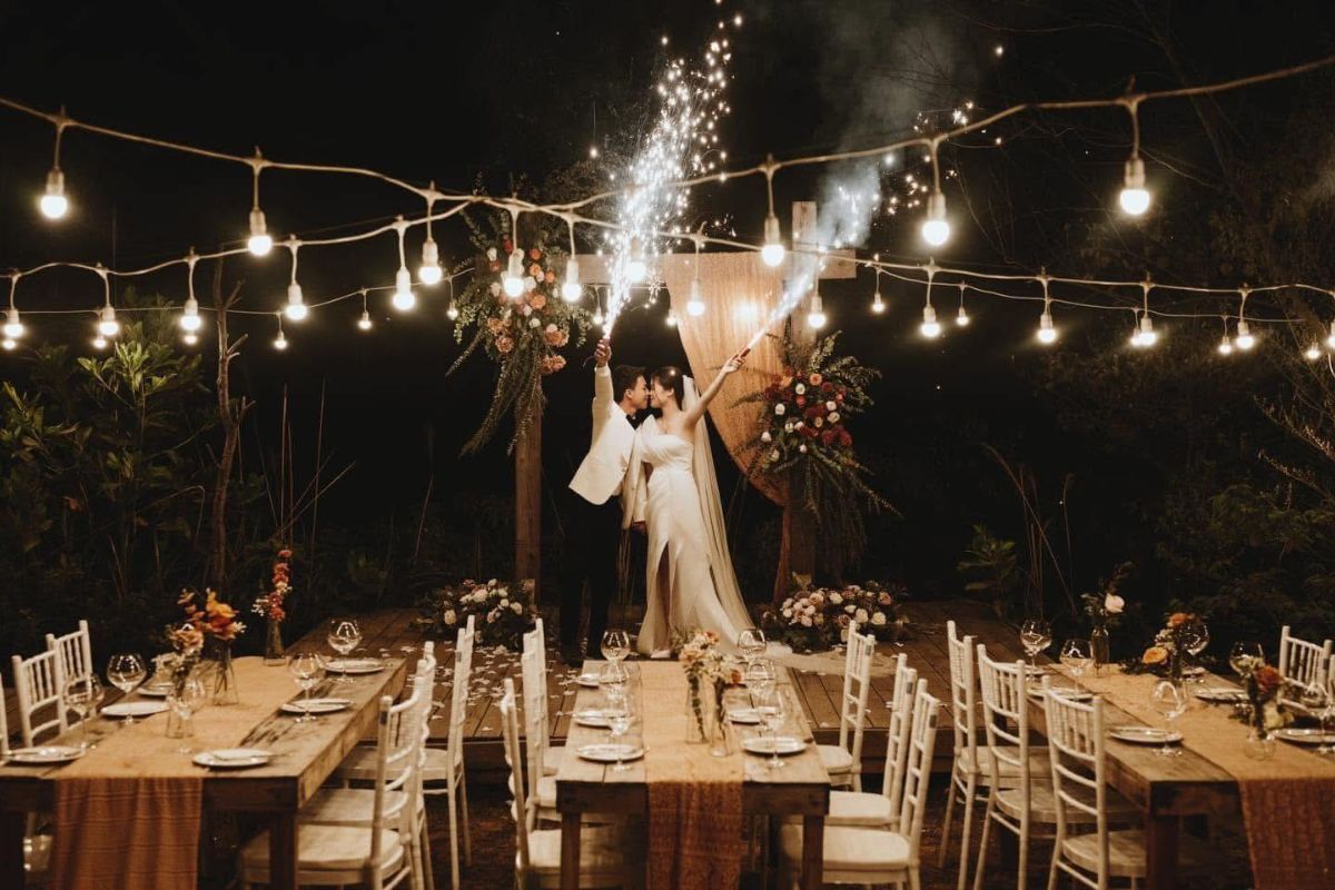 Trang trí cưới May kết hợp rừng thông và sân vườn thơ mộng (Ảnh: Sưu tầm)