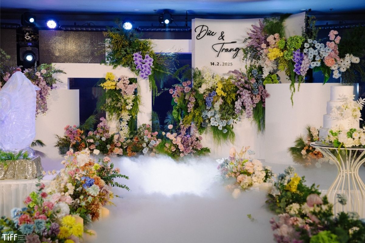 Sân khấu cưới tone Trắng - Xanh - Vàng cho cặp đôi Đức & Trang tại Long Biên Palace (Ảnh: TIFF)