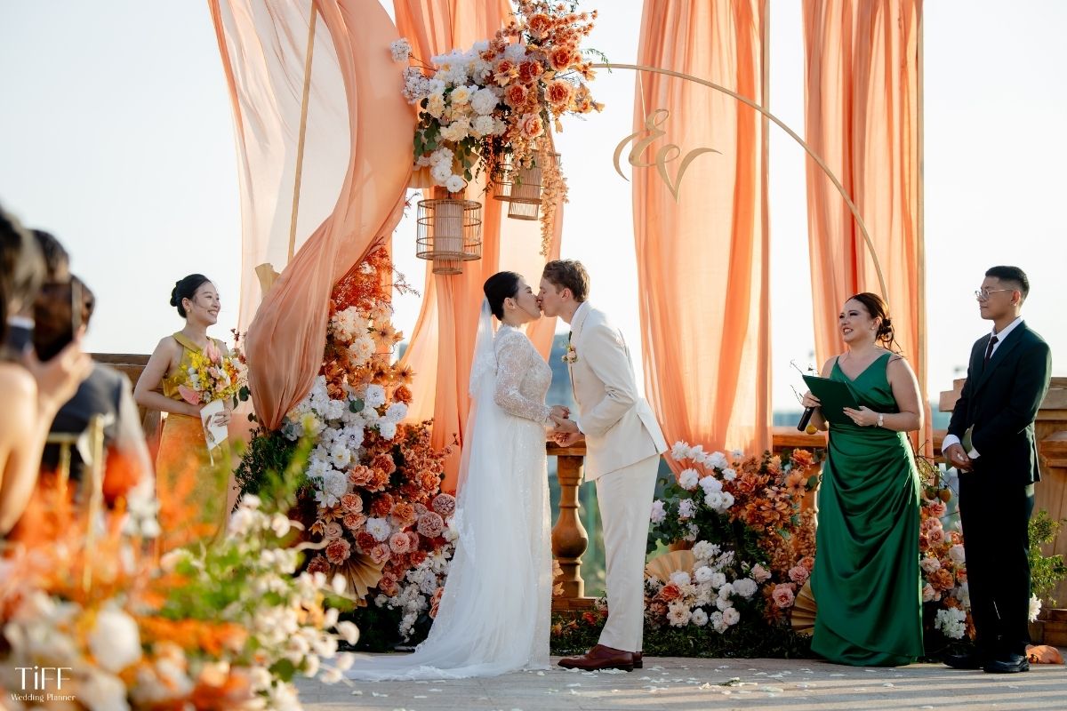 Sân khấu tiệc cưới ngoài trời của cặp đôi Lê Vân & Athan tại Long Biên Palace (Ảnh: TIFF)