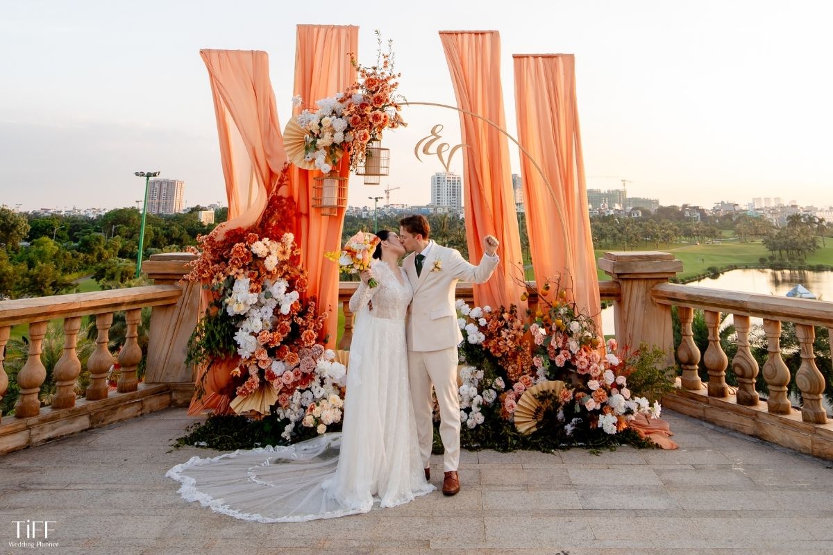 Sân khấu tiệc cưới ngoài trời của cặp đôi Lê Vân & Athan tại Long Biên Palace (Ảnh: TIFF)