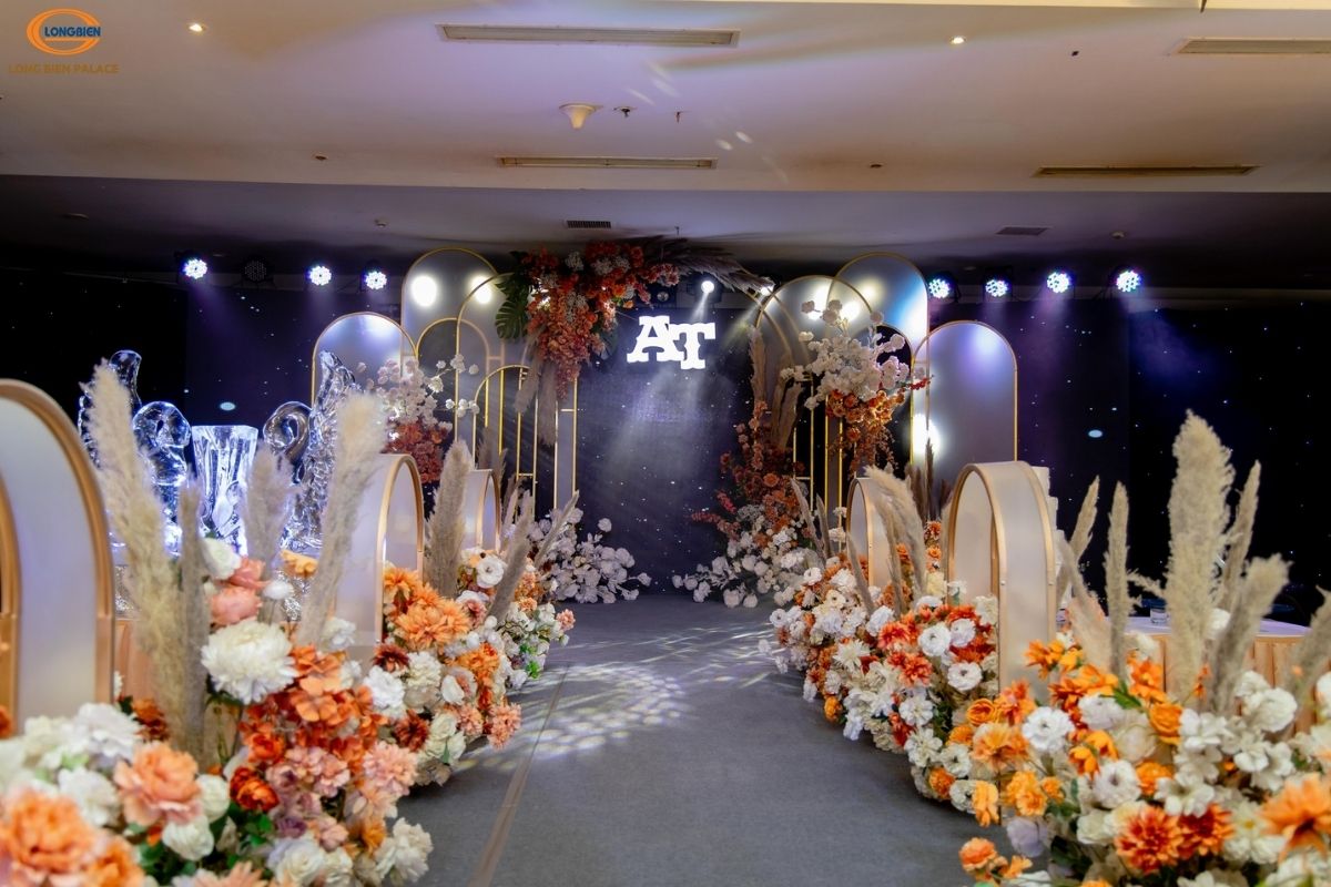 Sân khấu tiệc cưới của cặp đôi Trung Anh & Thảo Trang tại Long Biên Palace (Ảnh: Long Biên Palace )
