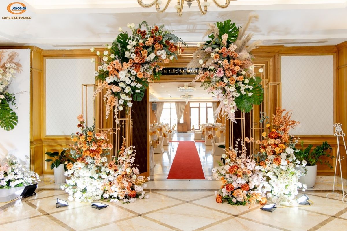 Cổng chào tiệc cưới của cặp đôi Trung Anh & Thảo Trang tại Long Biên Palace (Ảnh: Long Biên Palace )