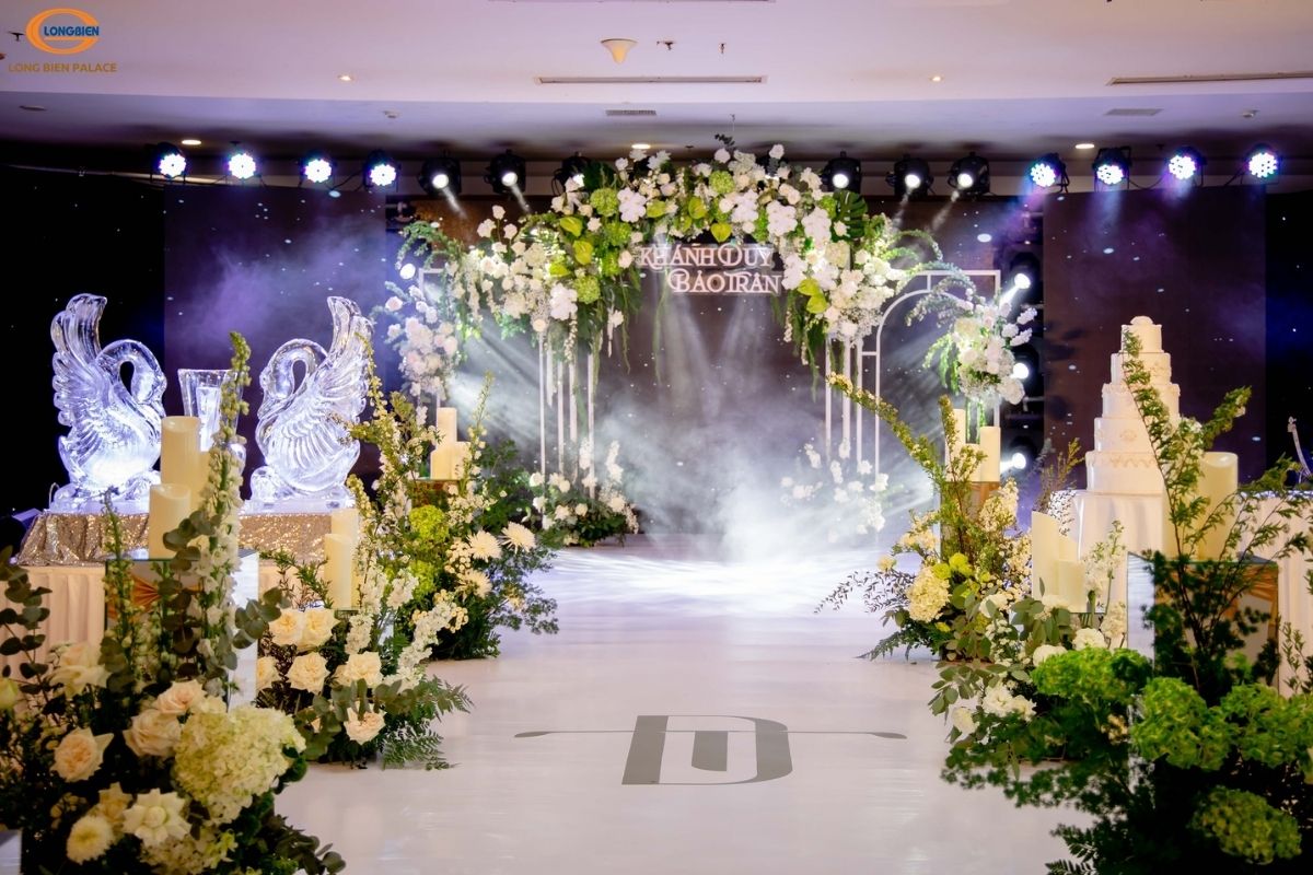 Sân khấu tại tiệc cưới của cặp đôi Khánh Duy & Bảo Trân tại Long Biên Palace (Ảnh: Long Biên Palace )