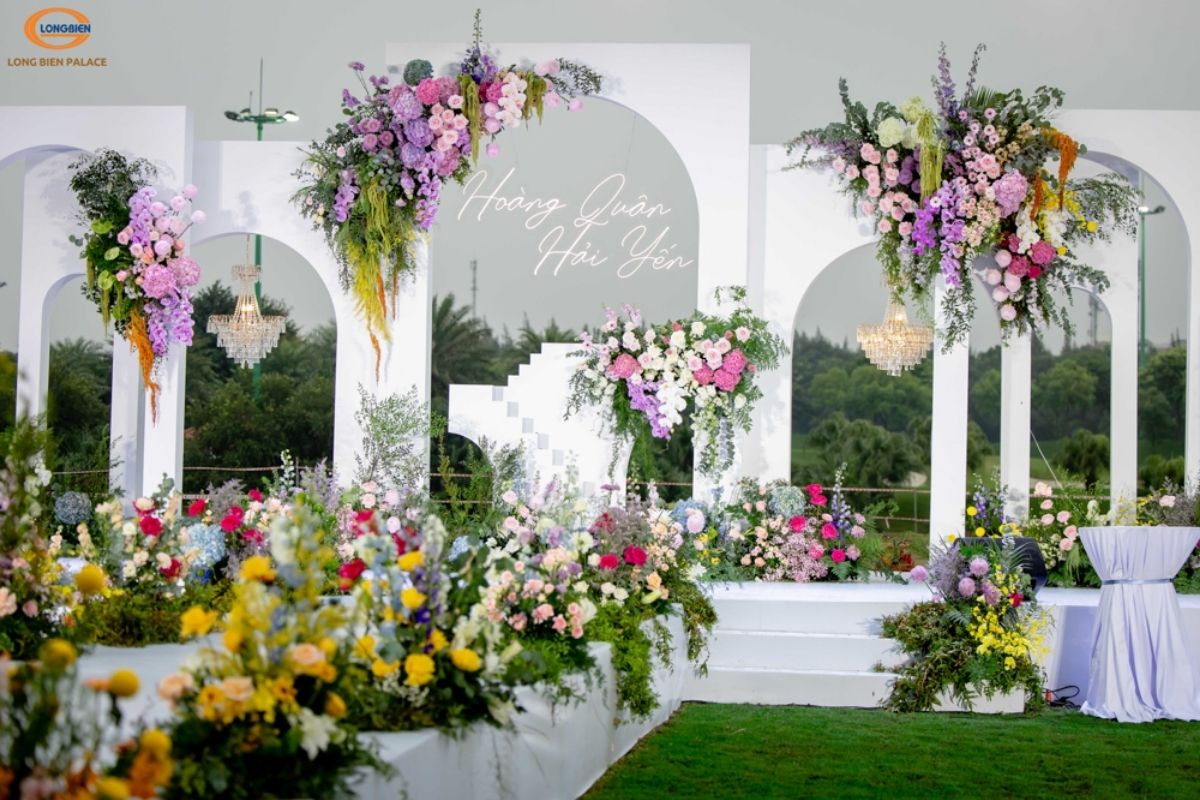 Sân khấu tiệc cưới ngoài trời của cặp đôi Hoàng Quân & Hải Yến tại Long Biên Palace (Ảnh: TIFF)
