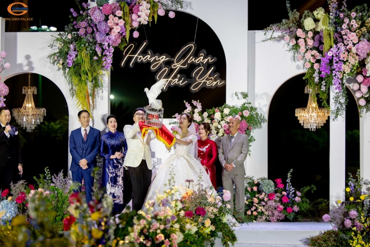 Sân khấu cưới ngoài trời được decor tại Long Biên Palace (Ảnh: TIFF)