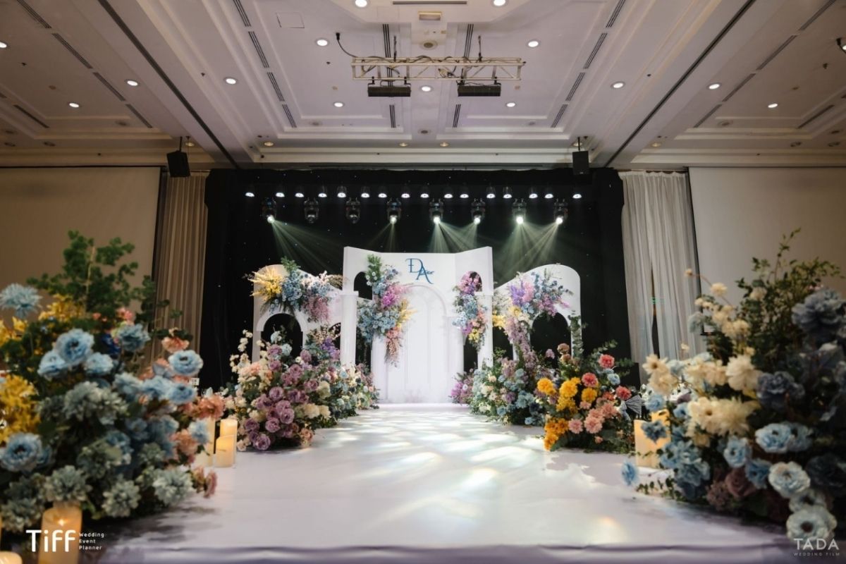 Sân khấu cưới của cặp đôi Thành Đạt & Trâm Anh tại Sheraton Hanoi Hotel (Ảnh: TIFF)