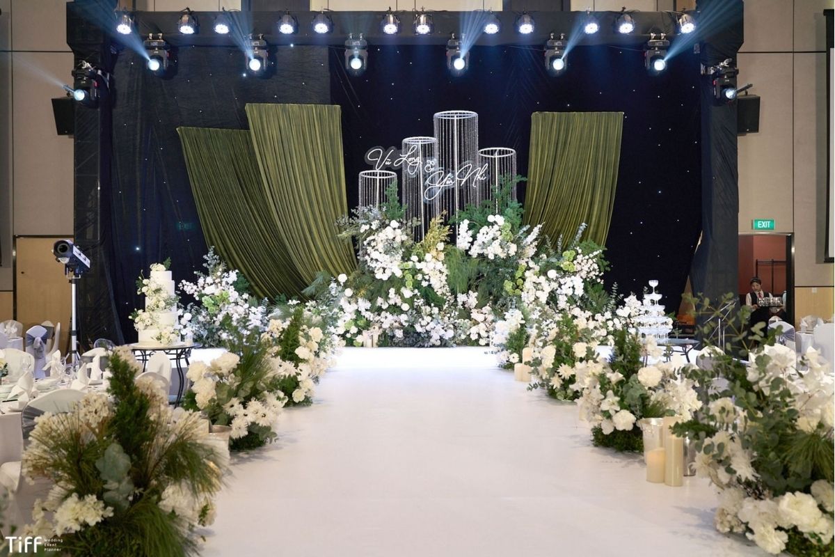 Sân khấu trang trí tiệc cưới tone Xanh - Trắng cho cặp đôi Long & Nhi tại Sheraton Hanoi Hotel (Ảnh: TIFF)