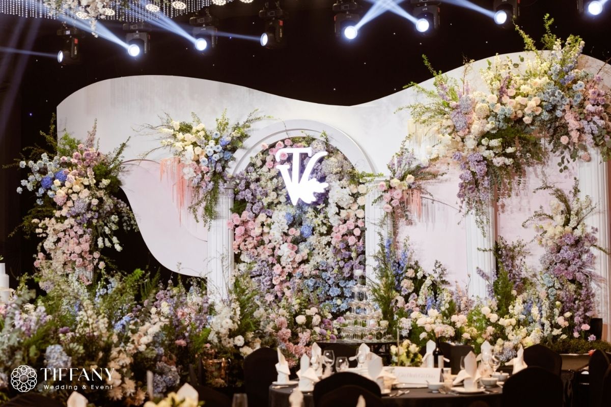 Sân khấu trang trí tiệc cưới tổ chức tại Sheraton Hotel Hanoi (Ảnh:TIFF)