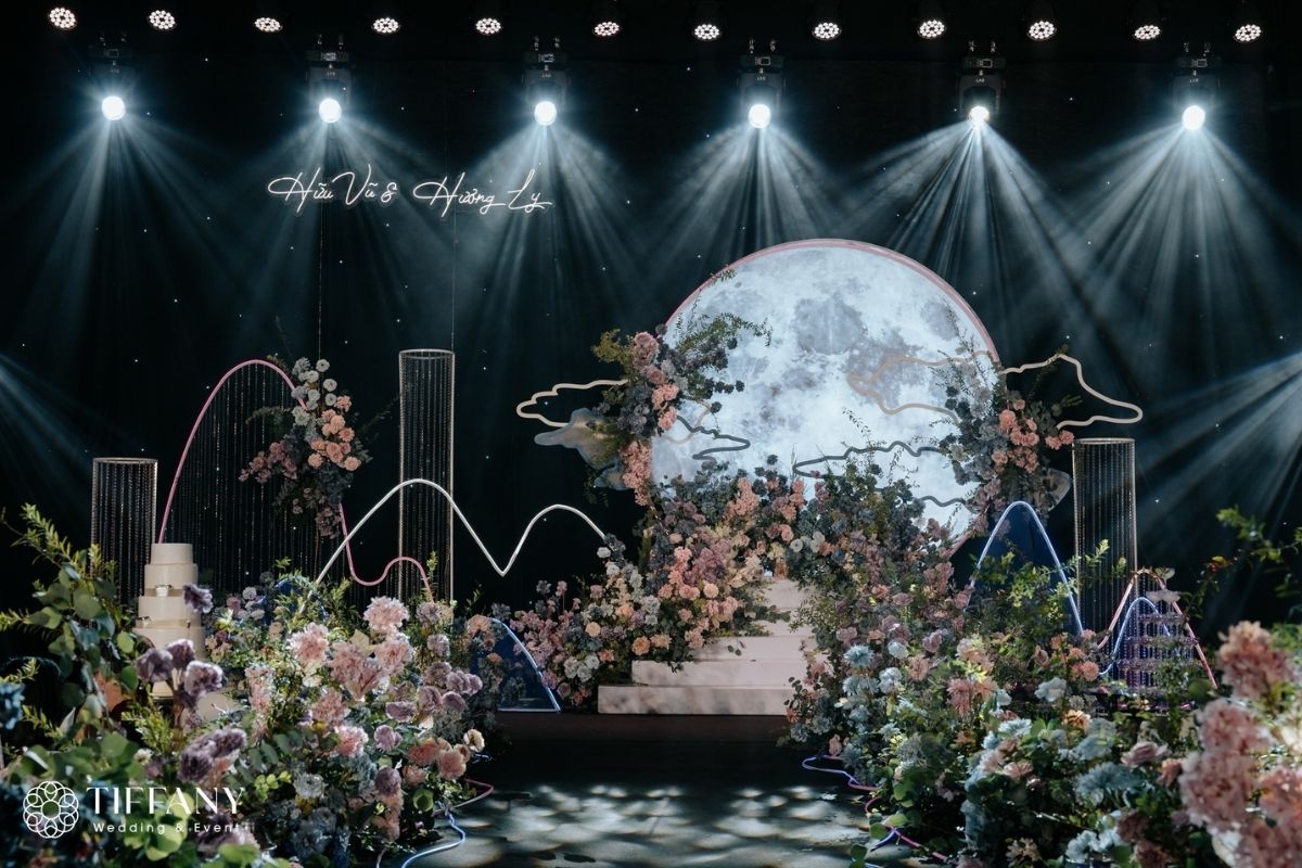 Sân khấu trang trí tiệc cưới Hữu Vũ & Hương Ly (Ảnh : TIFF)