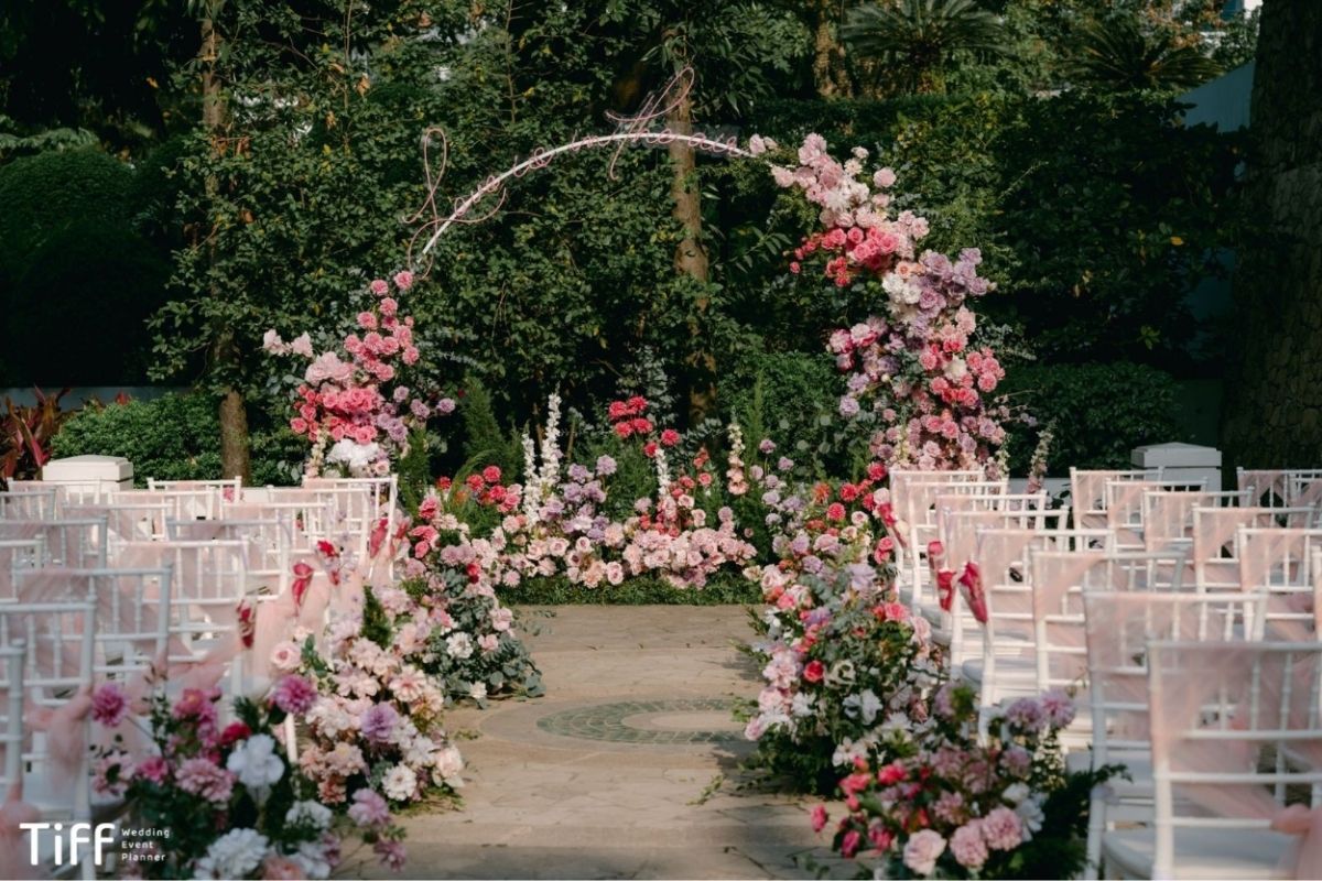 Cổng vòm trong trang trí tiệc cưới của cặp đôi Nguyên & Quỳnh Anh tại Sheraton Hanoi Hotel (Ảnh: TIFF)