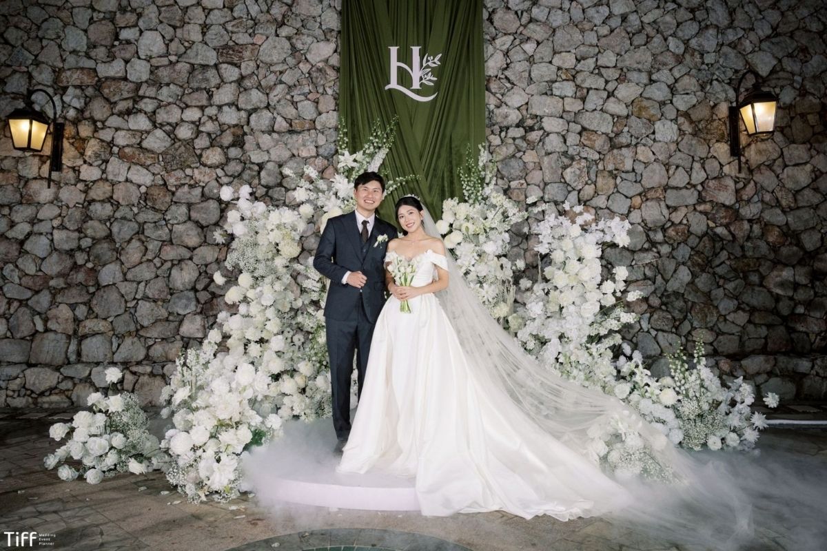 Sân tường đá trong trang trí tiệc cưới cặp đôi Linh & Huy tại Sheraton Hanoi Hotel (Ảnh: TIFF)