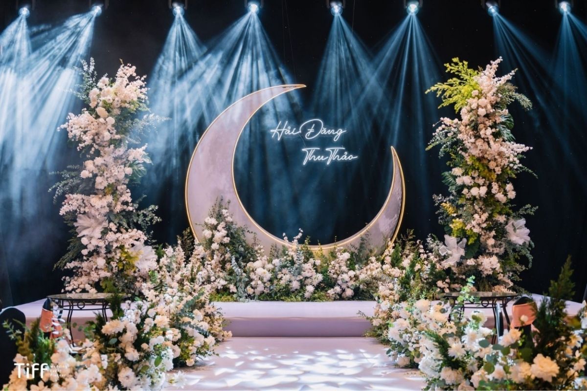 Sân khấu được trang trí bởi TIFF của cặp đôi Hải Đăng & Thu Thảo  tại Sheraton Hanoi Hotel(Ảnh: TIFF)