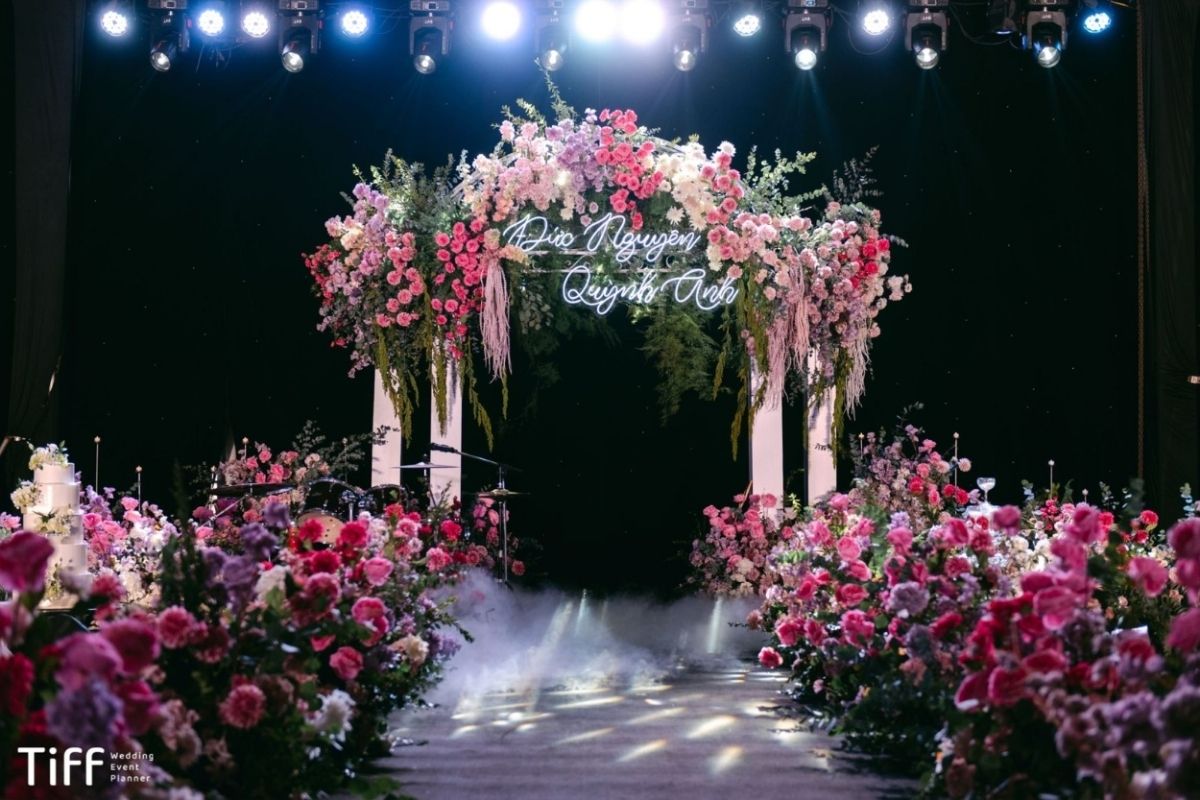 Sân khấu được trang trí bởi TIFF của cặp đôi Đức Nguyên & Quỳnh Anh  tại Sheraton Hanoi Hotel (Ảnh: TIFF)