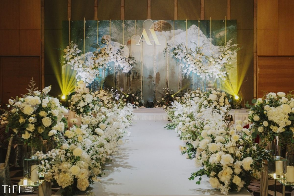 Trang trí lối đi lên background tiệc cưới Hoàng Anh & Quỳnh Hoa tại Lotte Hotel Hanoi (Ảnh: TIFF)