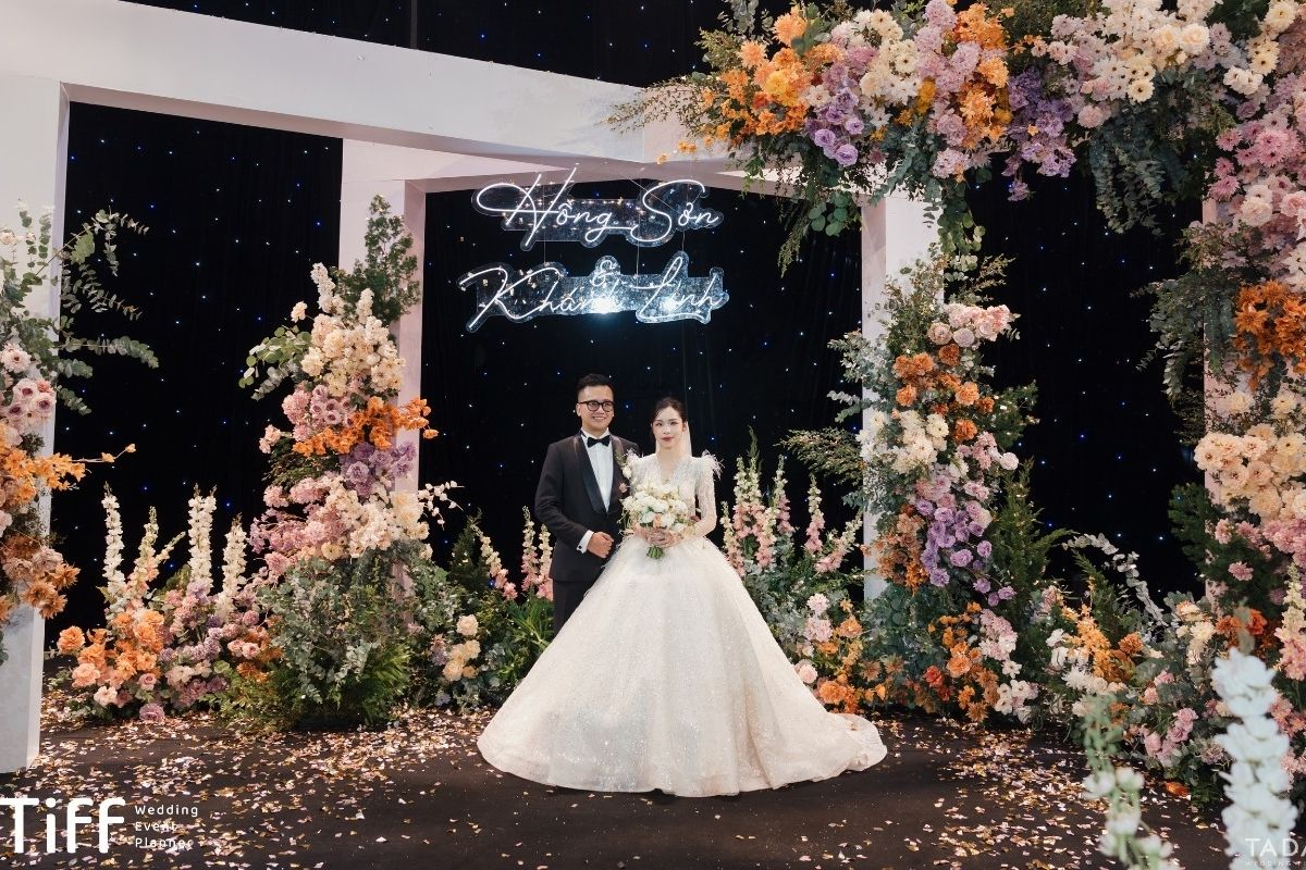 Trang trí tiệc cưới Sơn & Linh tại Star Palace Sen Tây Hồ (Ảnh: TIFF)