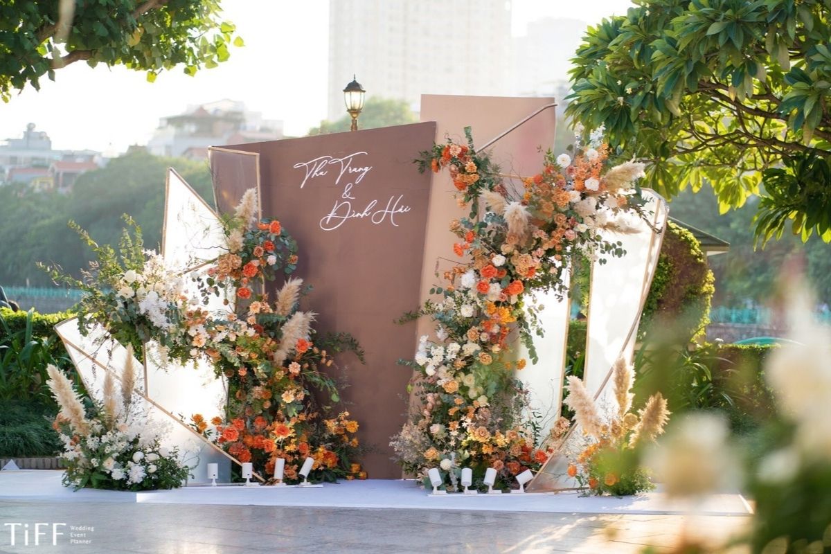 Trang trí tiệc cưới Thu Trang & Đình Hải tại Star Palace Sen Hồ Tây (Ảnh: TIFF)