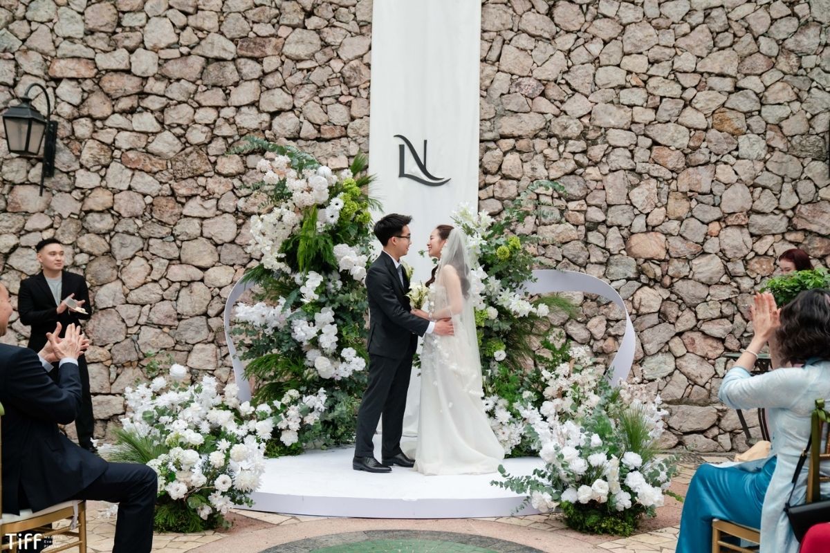 Trang trí tiệc cưới ngoài trời cho Long & Nhi tại Sheraton Hanoi Hotel do TIFF thi công (Ảnh: TIFF)