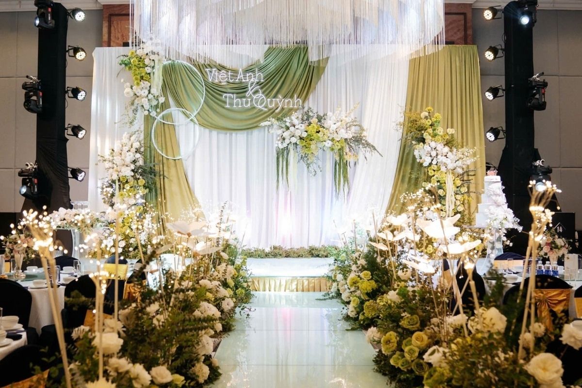 Sân khấu tiệc cưới của cặp đôi Việt Anh & Thu Quỳnh tại trung tâm Hội nghị Tiệc cưới Hanoi Tower (Ảnh: Hanoi Tower)