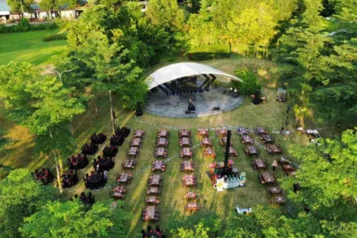 Sân khấu ngoài trời nhỏ, nằm trong thung lũng cỏ. (ẢNH: Sưu tầm)