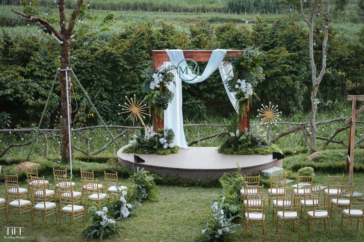 Khu vực sân vườn được bao quanh bởi cây xanh nhẹ nhàng, cảnh quan đồi núi. (ẢNH: Sưu tầm)