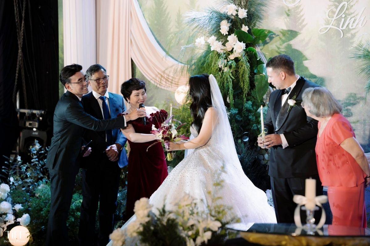 Việc nghiên cứu kỹ trước khi chọn MC sẽ giúp cặp đôi bước vào ngày cưới với sự an tâm và một buổi tiệc diễn ra thật chỉn chu từ đầu đến cuối. (ẢNH: TIFF.vn)