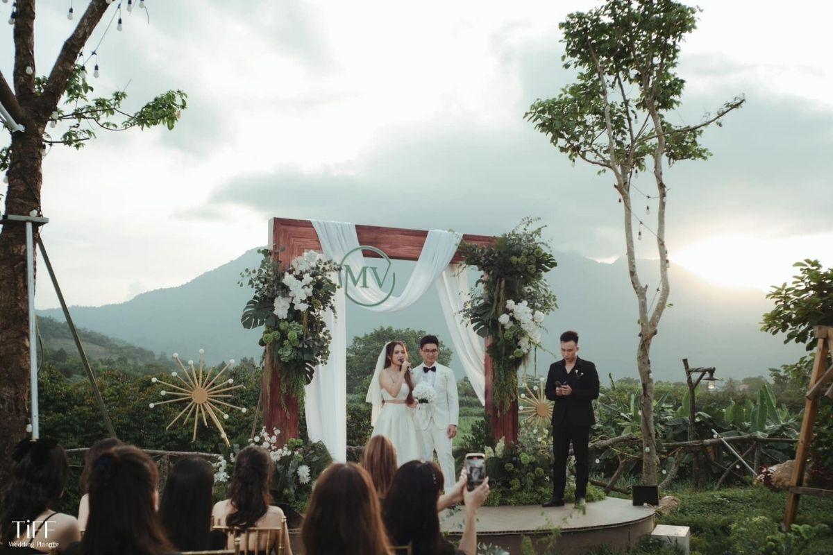 Chọn MC là bước quan trọng quyết định cảm xúc và sự suôn sẻ của tiệc cưới. (ẢNH: TIFF)